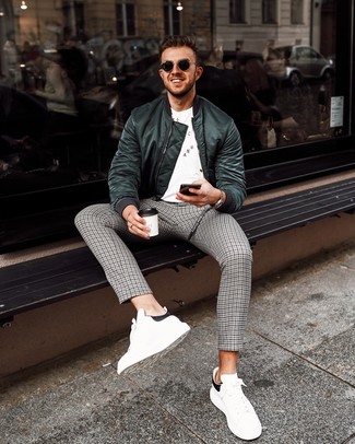 Как носить серые брюки чинос с оливковым бомбером