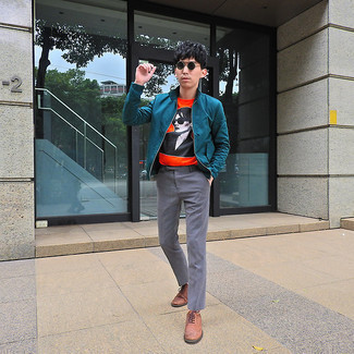 Как носить серые брюки чинос с оливковым бомбером