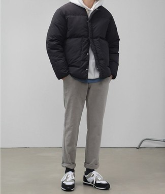 Какие куртки-пуховики носить с серыми брюками чинос