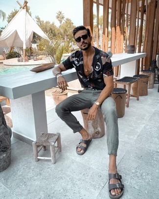 Какие сандалии носить с серыми брюками чинос