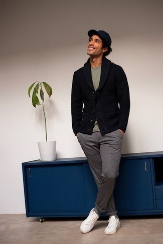 Какие кардиганы с отложным воротником носить с серыми брюками чинос