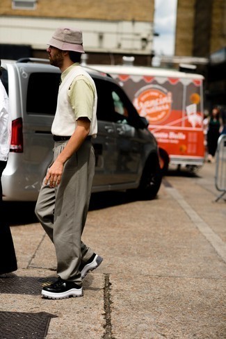 Какие трикотажные жилеты носить с серыми брюками чинос