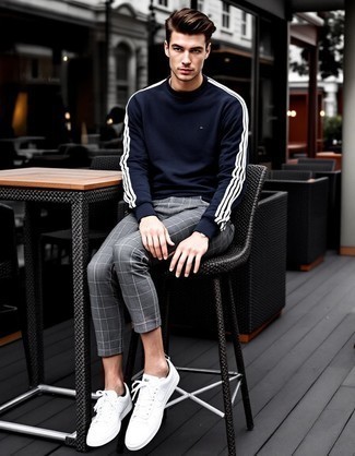 Какие свитшоты носить с серыми брюками чинос