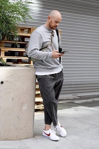 Какие свитшоты носить с серыми брюками чинос
