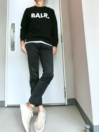 Какие свитшоты носить с серыми брюками чинос