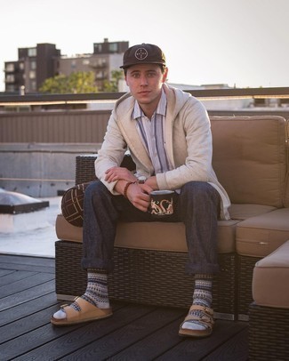 Как носить серые брюки чинос с светло-коричневыми кожаными сандалиями