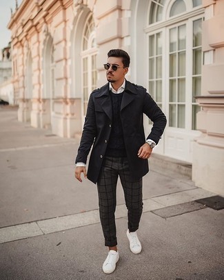 Какие плащи носить с серыми брюками чинос