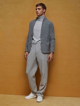 Какие водолазки носить с серыми брюками чинос