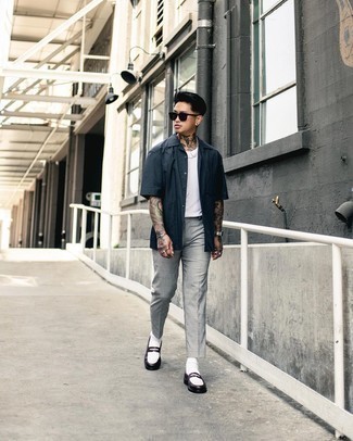 Как носить серые брюки чинос с белыми кожаными лоферами