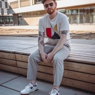 Как носить серые брюки чинос с белыми низкими кедами