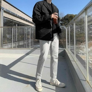 Как носить серые брюки чинос с белыми низкими кедами