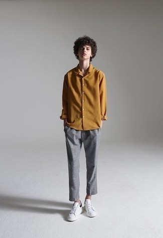 Как носить серые брюки чинос с белыми низкими кедами