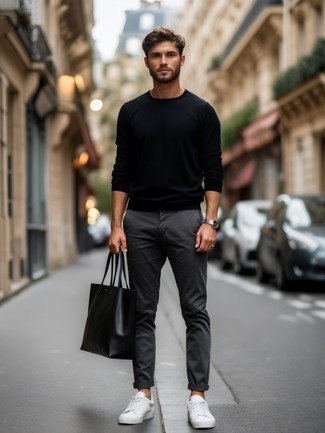 Как носить серые брюки чинос с белыми низкими кедами