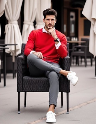 Как носить серые брюки чинос с белыми низкими кедами