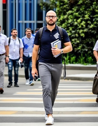 Как носить серые брюки чинос с белыми низкими кедами