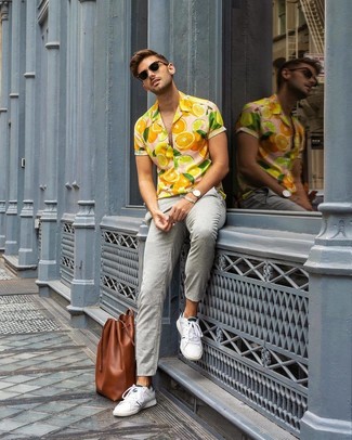 Как носить серые брюки чинос с белыми низкими кедами