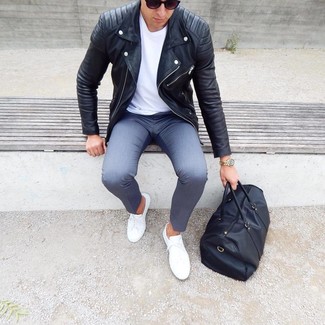 Как носить серые брюки чинос с белыми низкими кедами