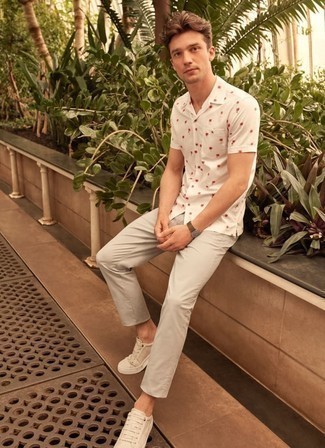 Как носить серые брюки чинос с белыми низкими кедами