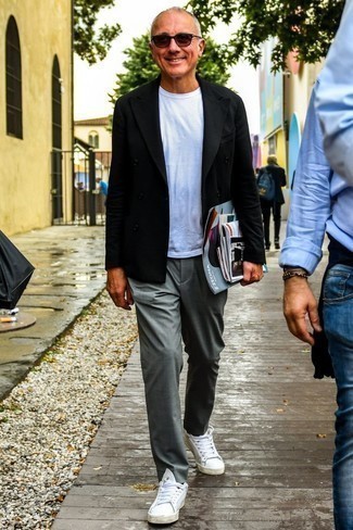 Как носить серые брюки чинос с белыми низкими кедами