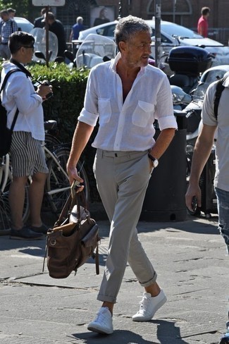 Как носить серые брюки чинос с белыми низкими кедами