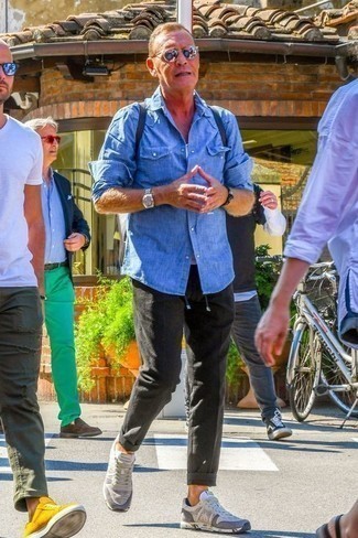 Как носить серые брюки чинос с белой майкой