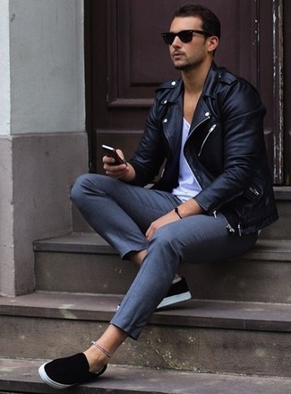 Как носить серые брюки чинос с белой майкой