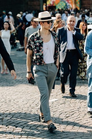 Как носить серые брюки чинос с белой майкой