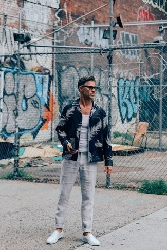 Как носить серые брюки чинос с белой майкой