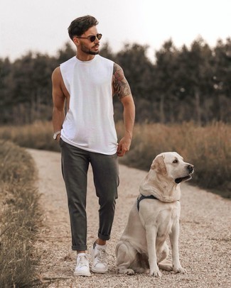 Как носить серые брюки чинос с белой майкой