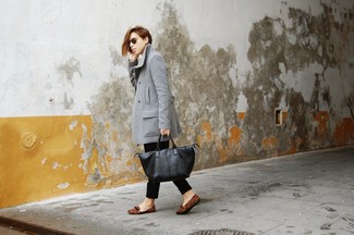 Как носить серое пальто с черными брюками чинос женщине