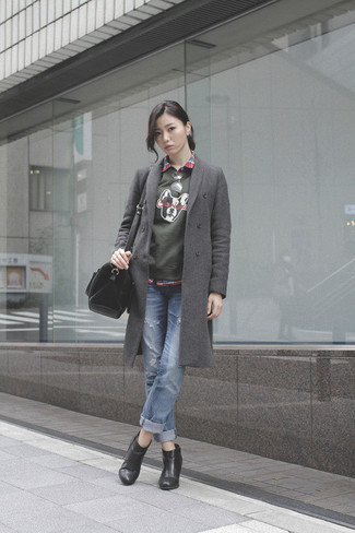 Как носить серое пальто с черными кожаными ботильонами
