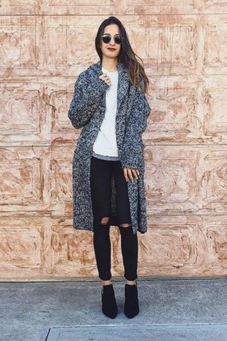 Как носить серое пальто с черными рваными джинсами женщине