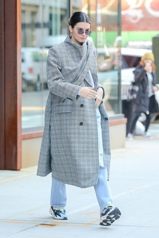 Как носить серое пальто с голубыми рваными джинсами женщине