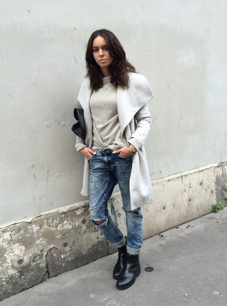 Какие свободные свитера носить с серым пальто