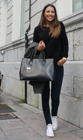 Как носить серое пальто с белыми низкими кедами женщине