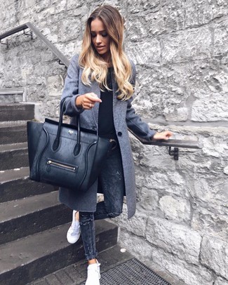 Как носить серое пальто с белыми низкими кедами женщине