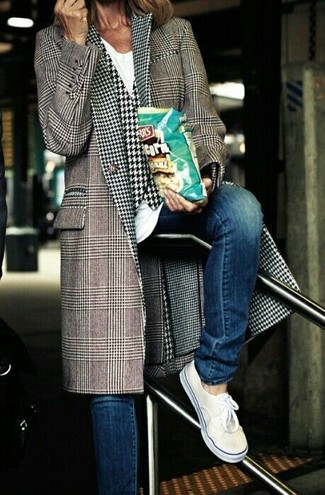 Как носить серое пальто с белыми низкими кедами женщине