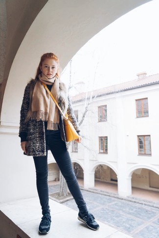 Какие кроссовки носить с серым свитером с круглым вырезом женщине