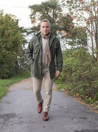 Как носить серый свитер с круглым вырезом с бежевыми джинсами мужчине