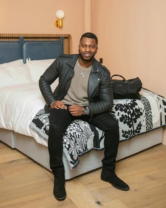 Какие косухи носить с серым свитером с круглым вырезом мужчине