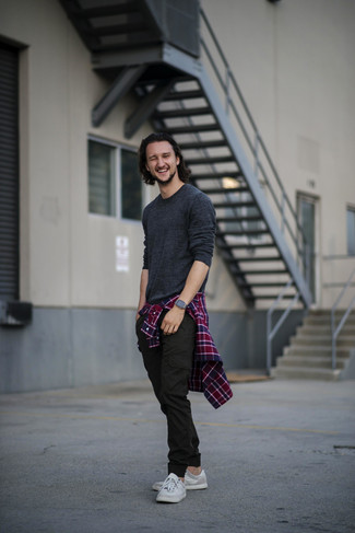 Как носить серый свитер с круглым вырезом с черными брюками карго