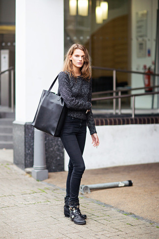 Как носить серый свитер с круглым вырезом с черными джинсами женщине