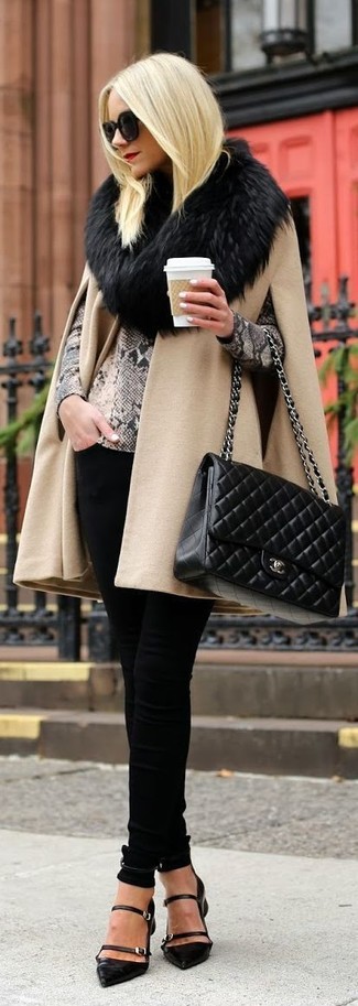 Как носить серый свитер с круглым вырезом с черными кожаными туфлями