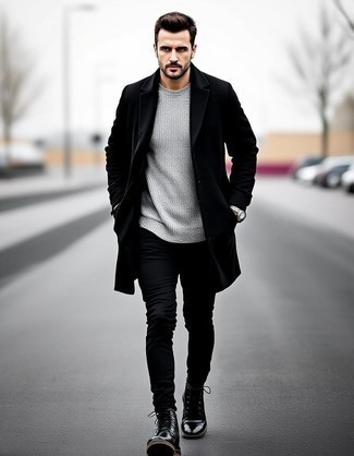 Как носить серый свитер с круглым вырезом с черным длинным пальто