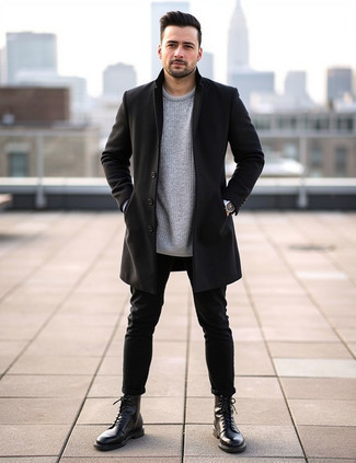 Как носить серый свитер с круглым вырезом с черным длинным пальто