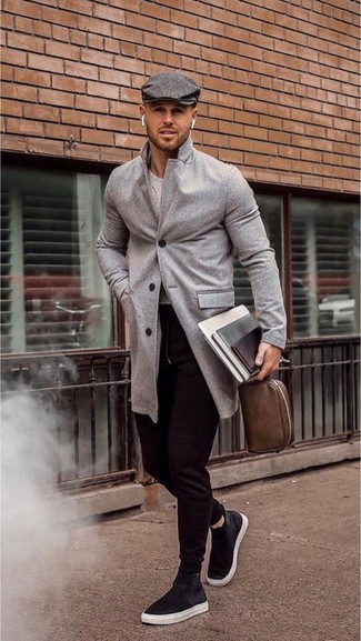 Как носить серый свитер с круглым вырезом с черными спортивными штанами мужчине