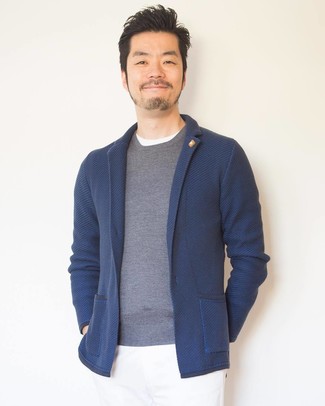 Какие пиджаки носить с серым свитером с круглым вырезом мужчине