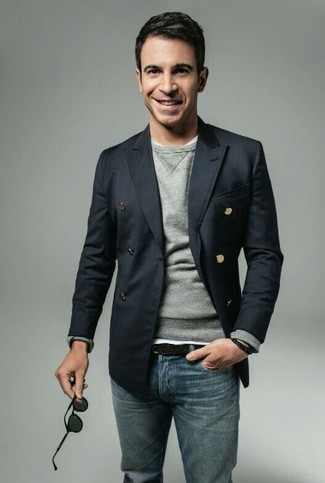 Какие пиджаки носить с серым свитером с круглым вырезом мужчине