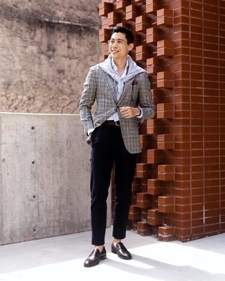 Какие пиджаки носить с серым свитером с круглым вырезом мужчине