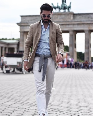 Какие пиджаки носить с серым свитером с круглым вырезом мужчине